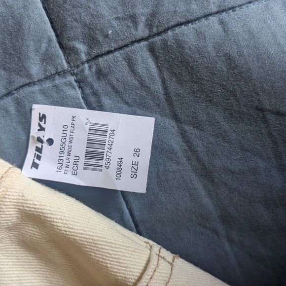 Tilly's Cream Frayed Jean Shorts - Picture 3 of 4